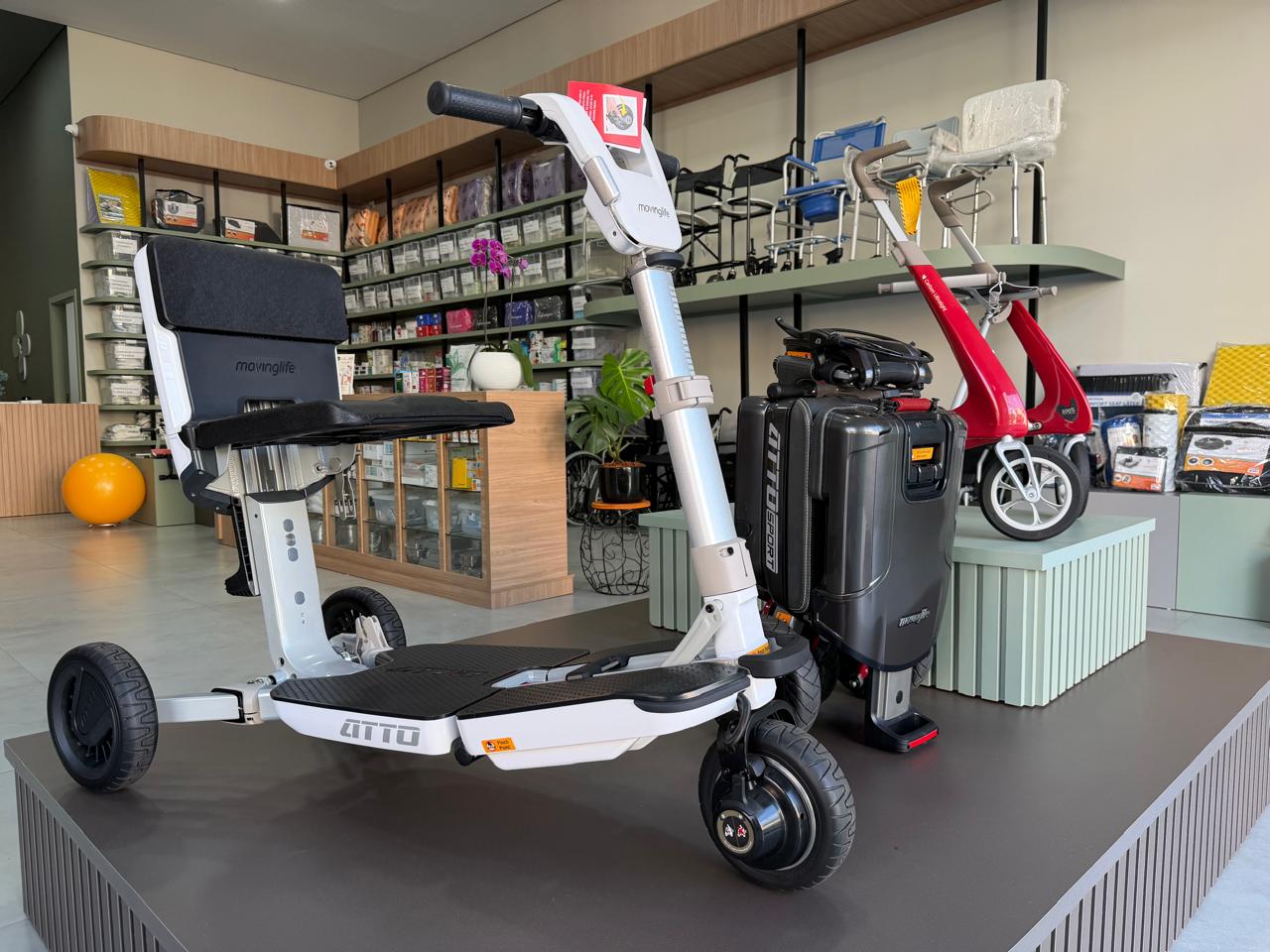 Scooter elétrico e andador moderno — linha mobilidade Cvel Saúde Brasil